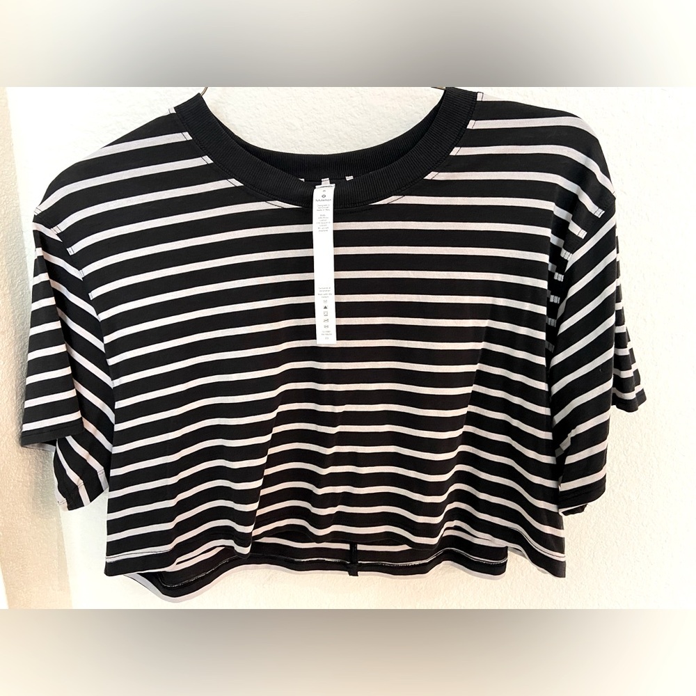 Lululemon 🍋cropped Tshirt black/white stripped size 8